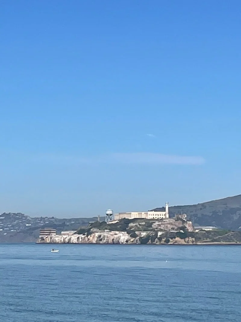 바다 건너 또렷하게 보이는 악명 높은 알카트라즈 감옥 섬