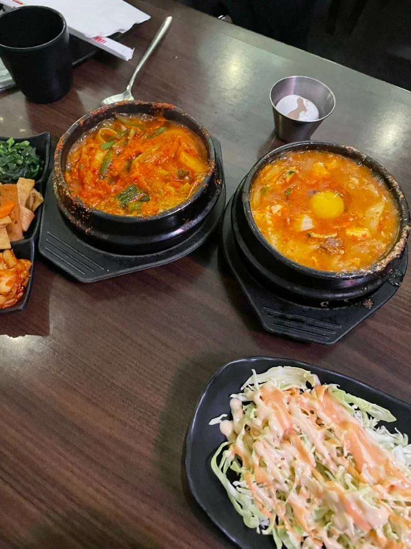 칼칼하고 든든한 김치찌개와 순두부찌개, 제육볶음 상차림