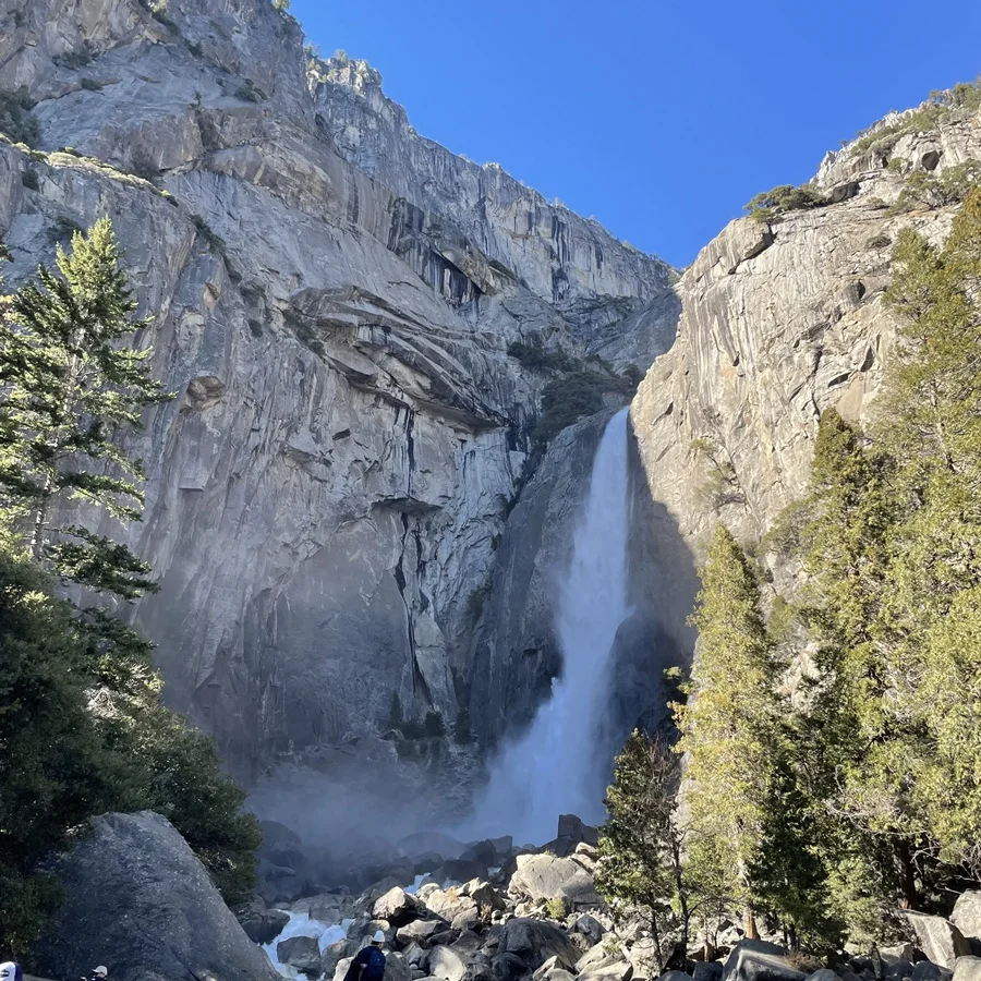 절벽 위에서 세차게 쏟아져 내리는 상단 폭포(Upper Yosemite Fall)