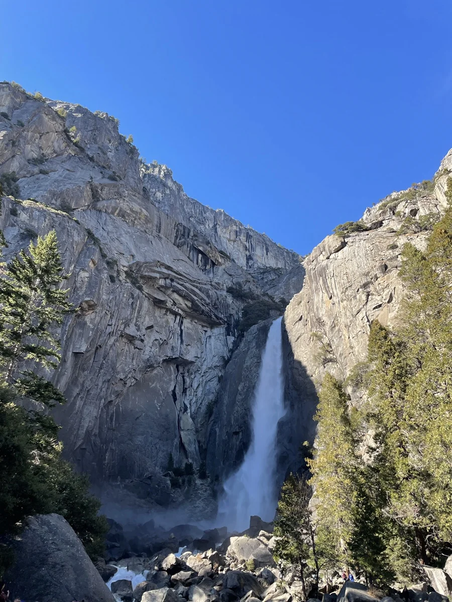 바위를 타고 힘차게 떨어지는 하단 폭포(Lower Yosemite Fall)