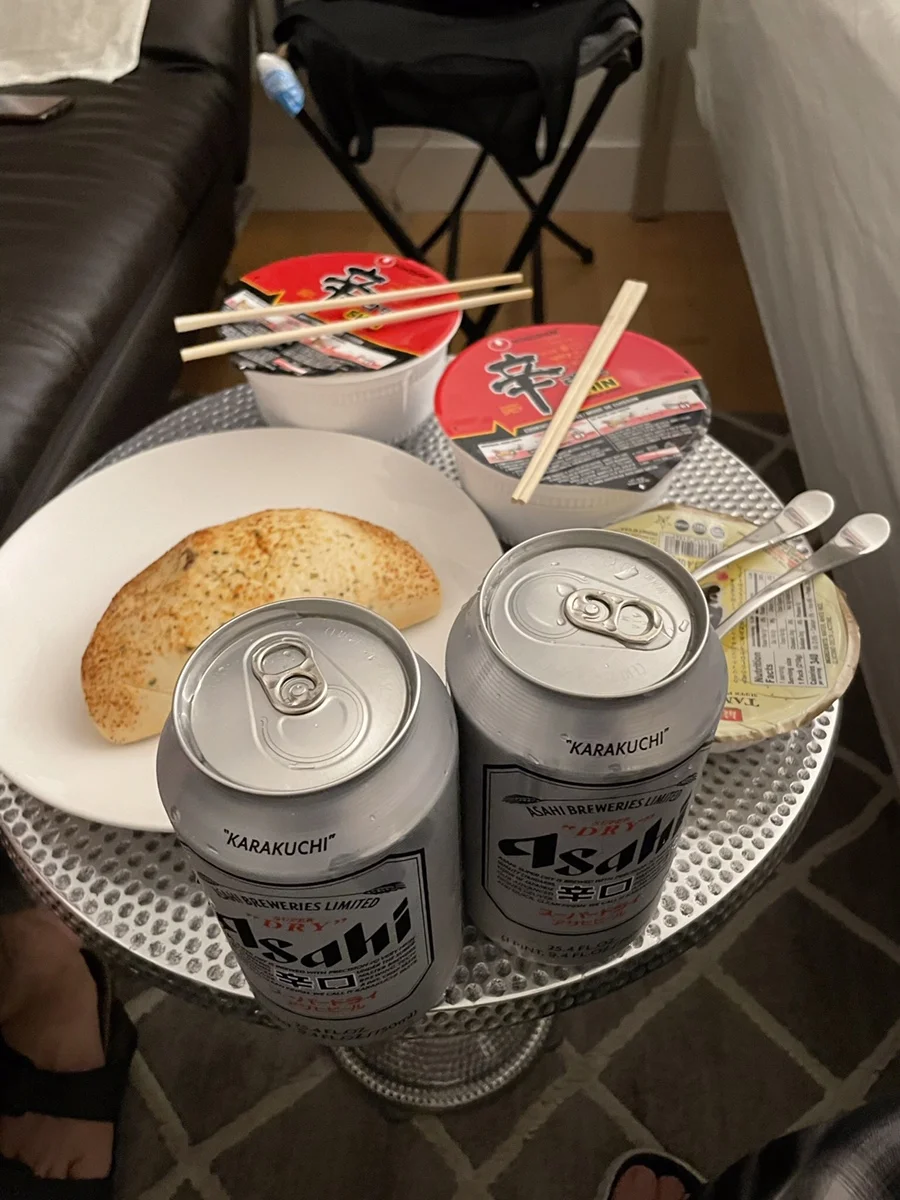 미국 빵, 한국 신라면, 일본 즉석밥과 시원한 맥주가 어우러진 글로벌 한 끼 식탁