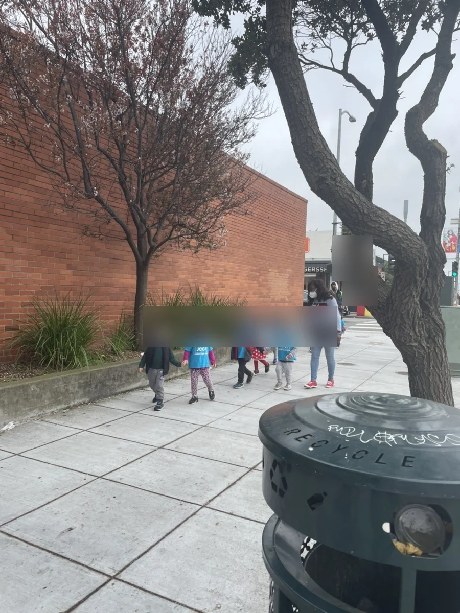 식사를 마치고 나오며 마주친 귀여운 유치원생 아이들의 산책 모습