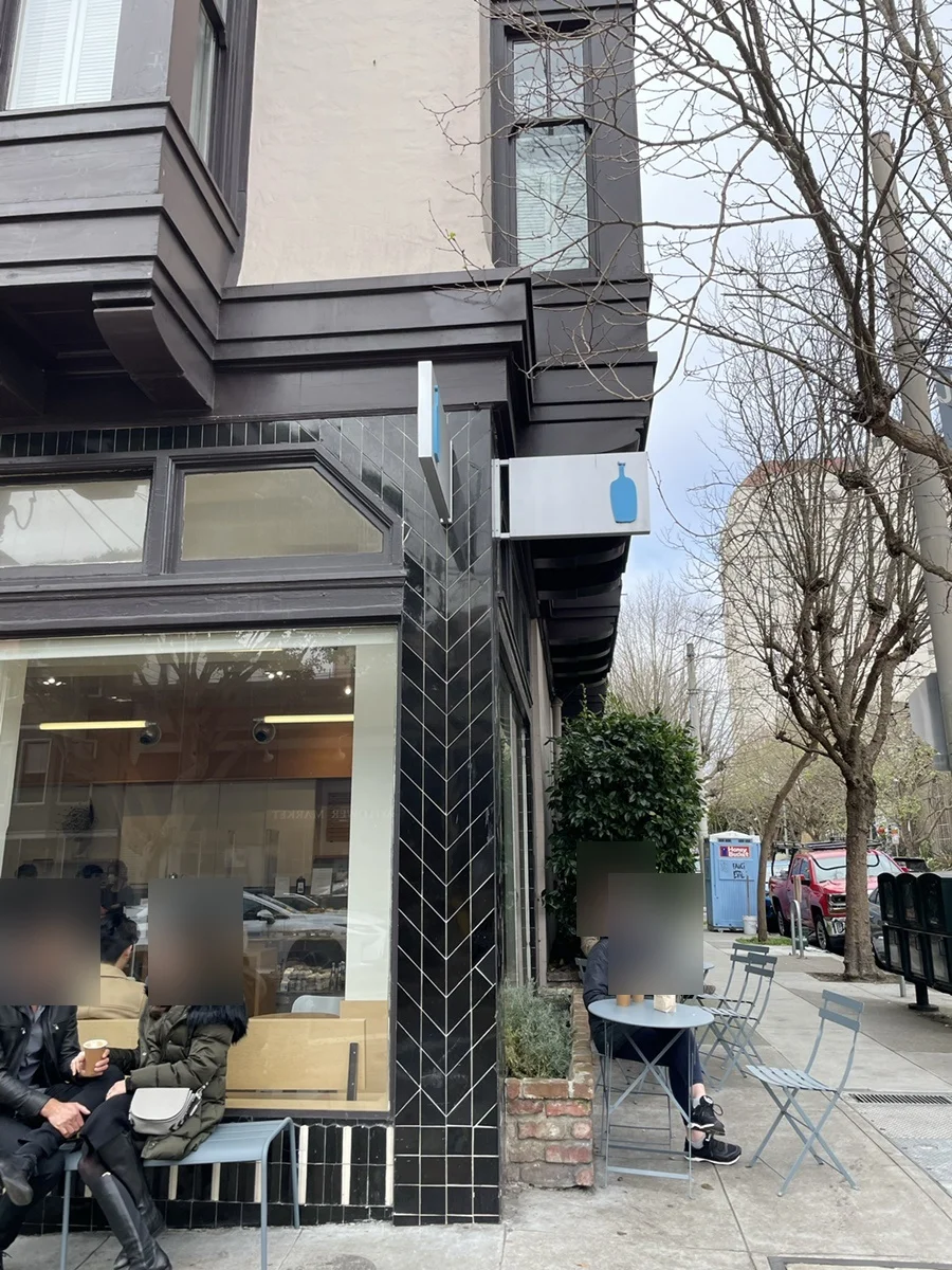 클래식하고 감각적인 벽돌 타일 외관의 블루보틀 매장 테라스