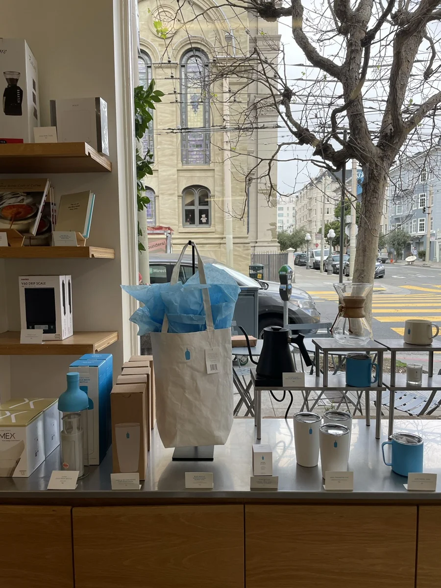에코백과 텀블러, 시그니처 머그컵 등 다양한 블루보틀 굿즈 매대