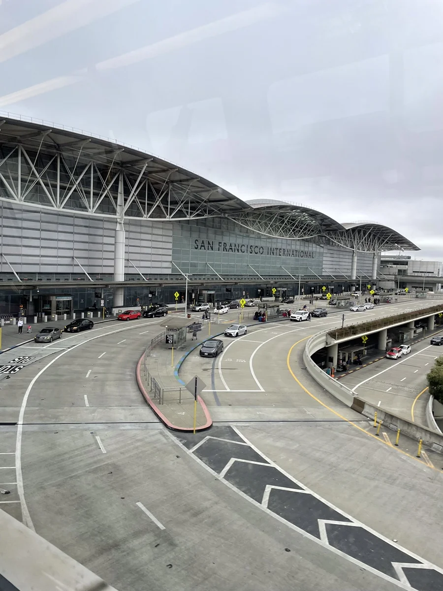 에어트레인에서 바라본 웅장한 샌프란시스코 국제공항 터미널 외관