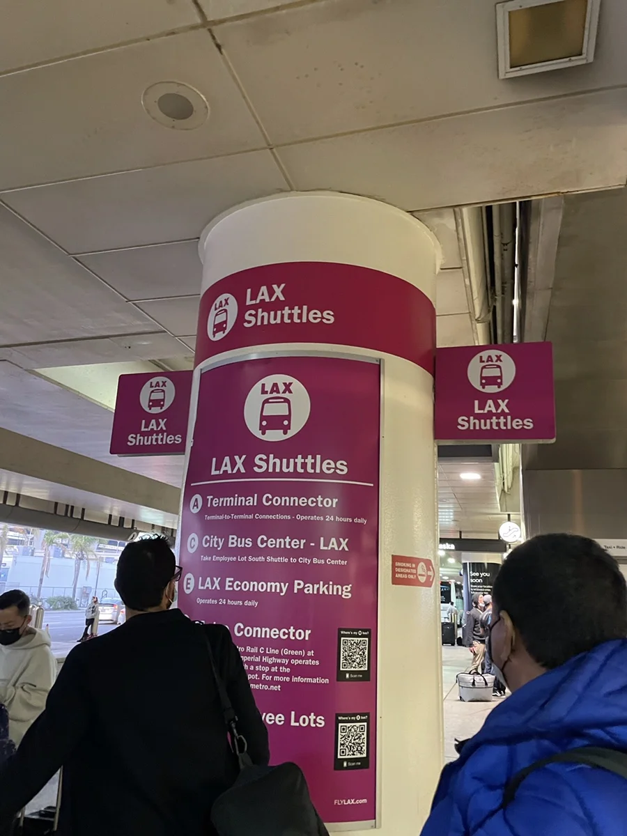 호텔로 가기 위해 셔틀버스 승강장을 찾아 헤매던 LAX 셔틀 정류장 기둥