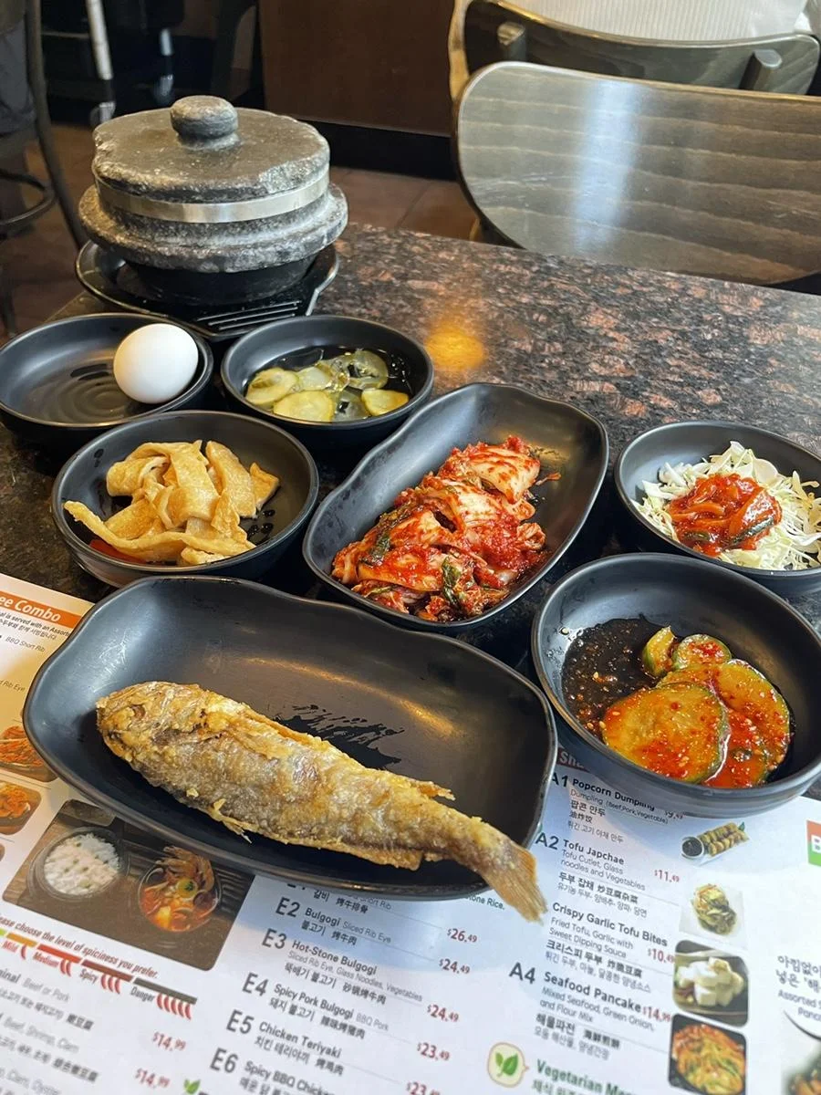 정갈하게 차려진 김치, 나물, 오징어젓갈 밑반찬과 노릇노릇한 조기구이