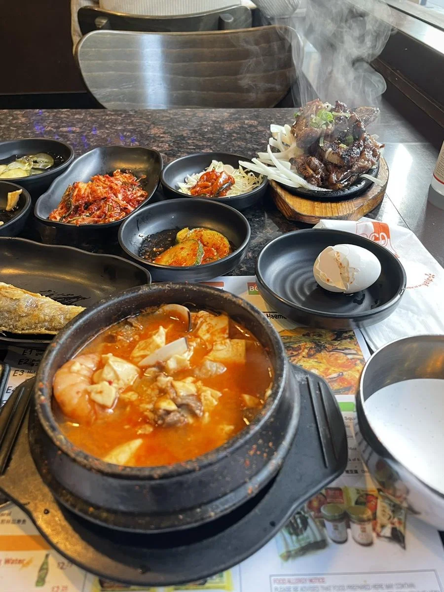 보글보글 끓어오르는 뚝배기 해물순두부와 불향 가득한 달콤 짭조름한 LA갈비