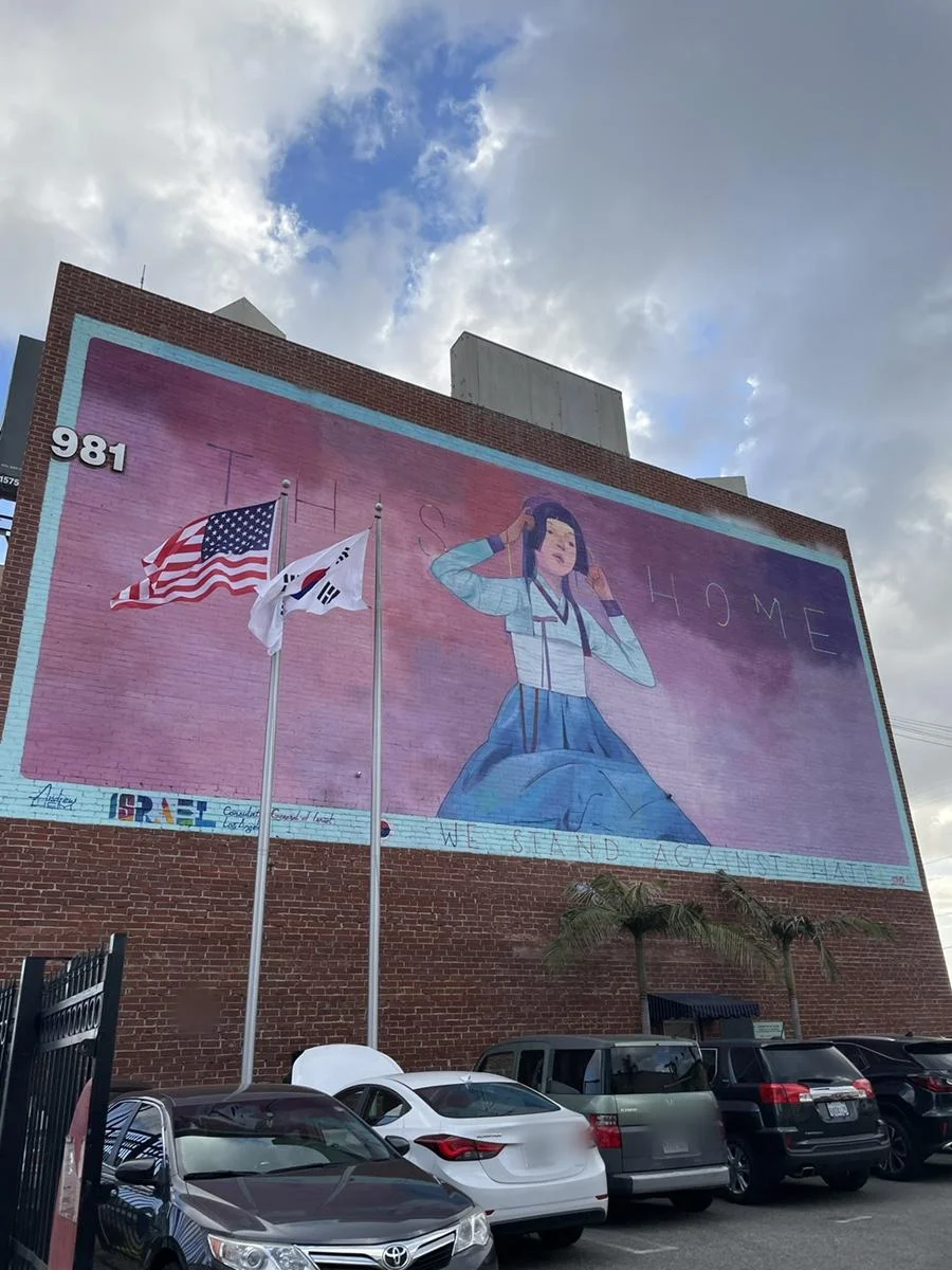한복을 입은 소녀 벽화와 대형 태극기, 성조기가 그려진 건물 외벽