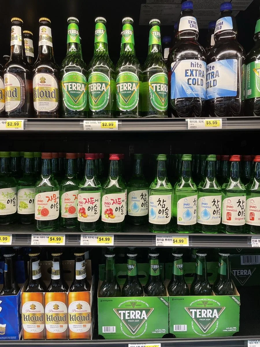마트 주류 코너에 가득 채워진 테라 맥주와 참이슬, 진로 소주