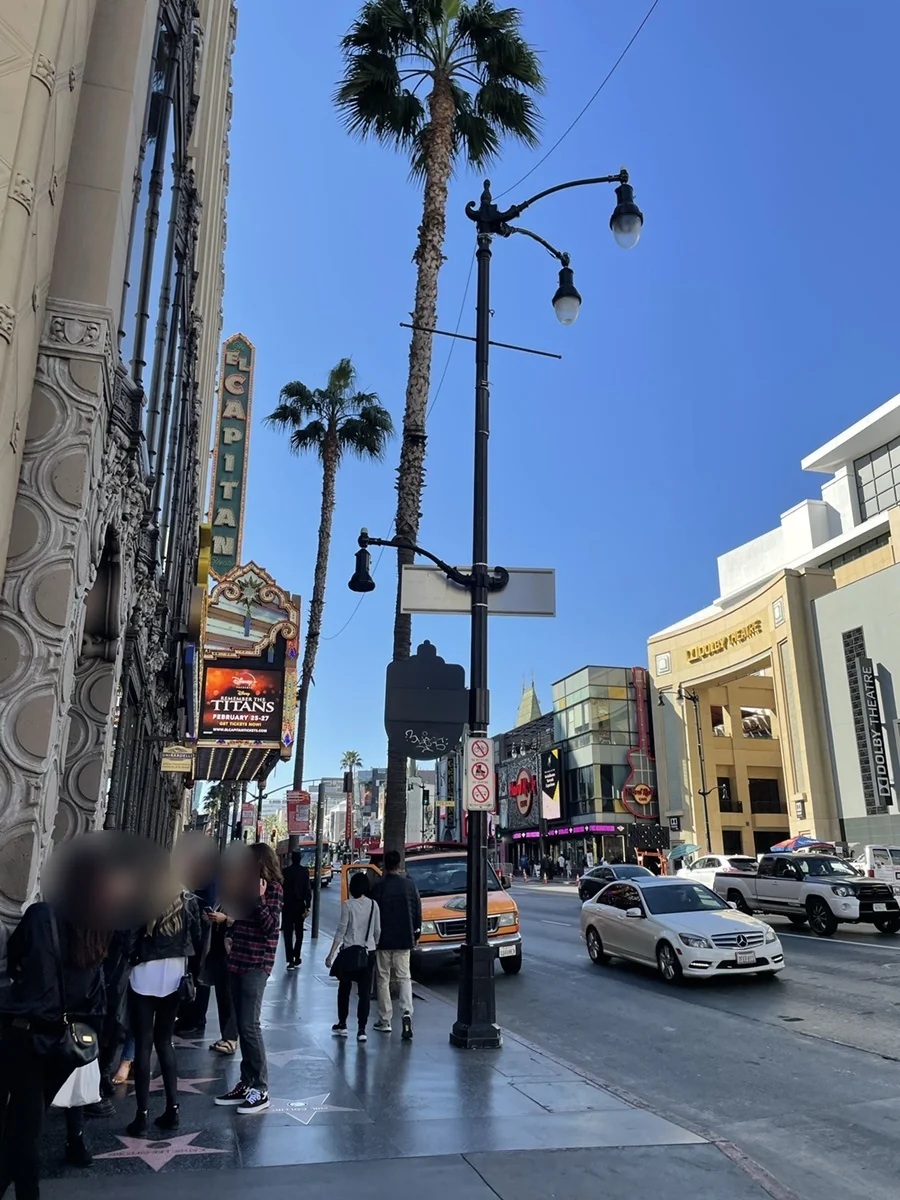 엘 카피탄 극장(El Capitan Theatre) 앞을 지나는 디즈니 플래그와 거리 풍경