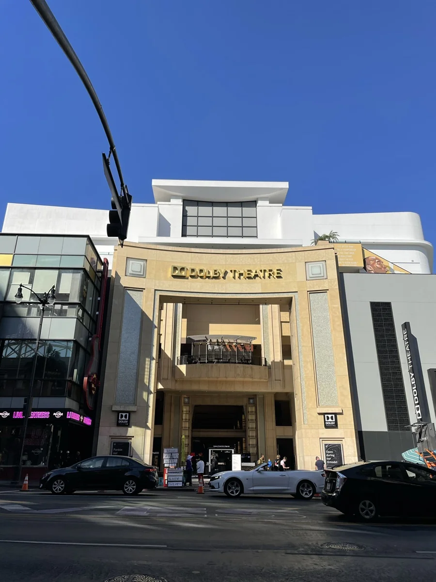 오스카 시상식의 무대로 유명한 웅장한 돌비 극장(Dolby Theatre) 전면 파사드
