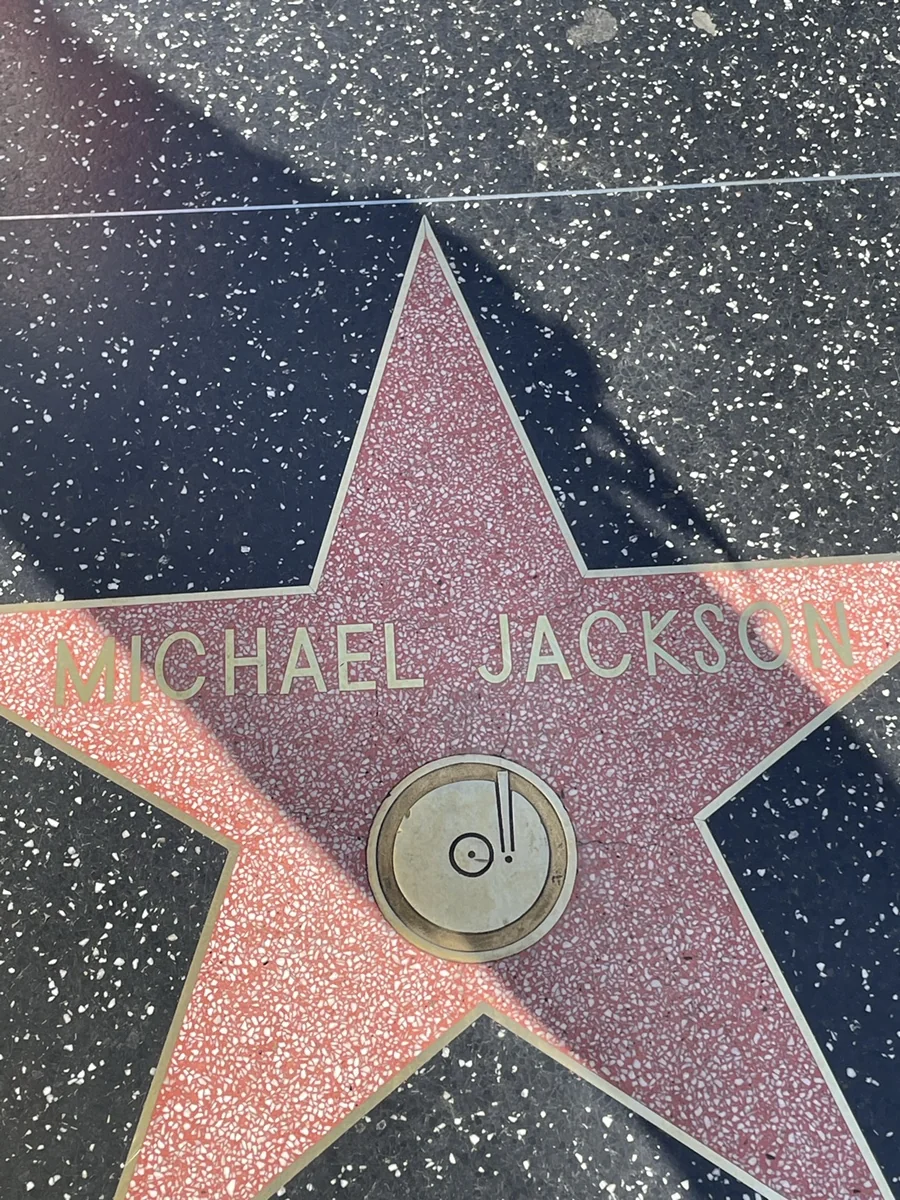 팝의 황제 마이클 잭슨(Michael Jackson)의 음반 모양 심볼이 새겨진 스타 명판