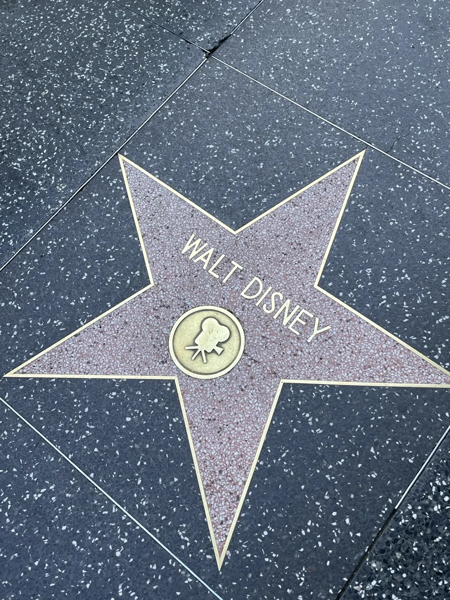 꿈과 마법의 제국을 건설한 월트 디즈니(Walt Disney)의 영화 필름 카메라 심볼 명판