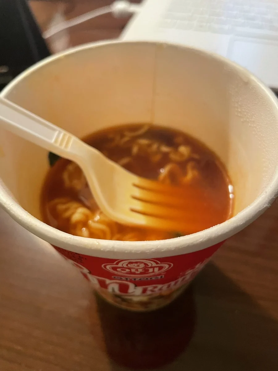 호텔 방에서 야식으로 즐기는 뜨끈하고 얼큰한 오뚜기 진라면 매운맛 컵라면