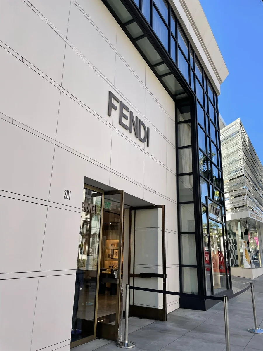 야자수가 드리운 화려한 펜디(FENDI) 매장과 디올(DIOR) 팝업 조형물