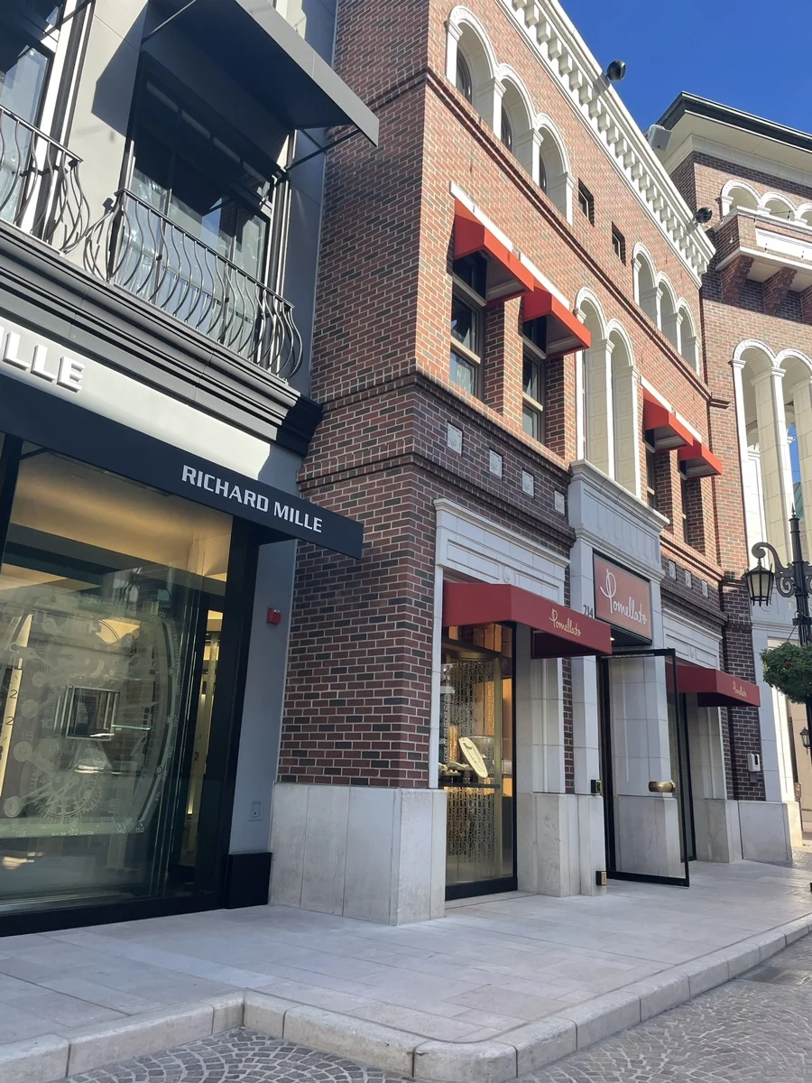 클래식한 가로등과 어우러진 하이엔드 시계 브랜드 리차드 밀(Richard Mille) 부티크