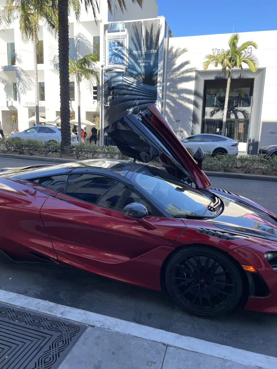 문이 위로 활짝 열린 강렬한 레드 컬러의 맥라렌(McLaren) 슈퍼카