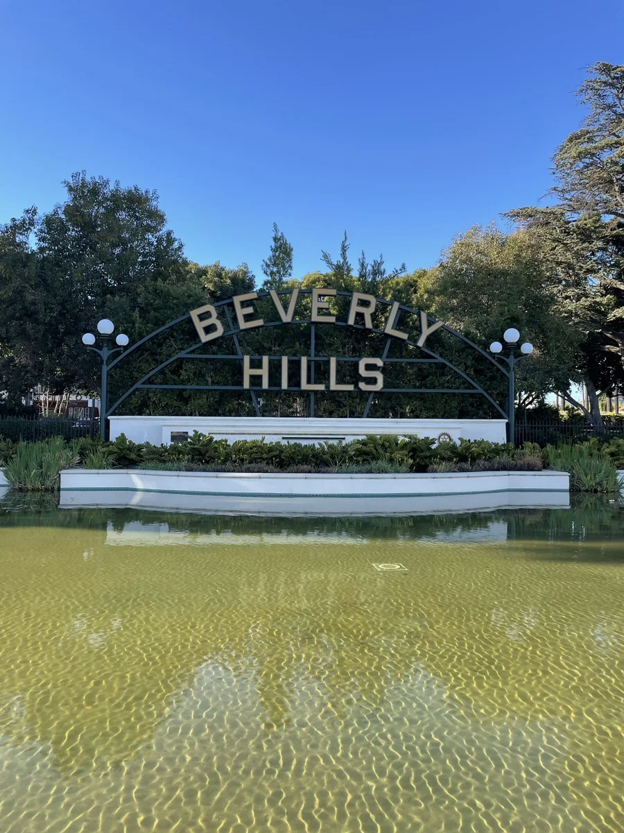 푸른 수련 연못 위로 당당하게 자리 잡은 상징적인 베벌리힐스(Beverly Hills) 조형물 사인