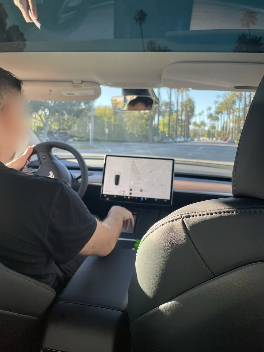 우버(Uber)를 타고 베벌리힐스에서 UCLA로 이동 중 바라본 차량 내부 풍경