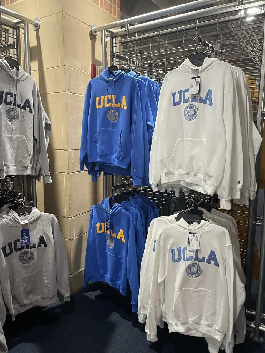 UCLA 로고가 큼직하게 새겨진 다양한 컬러의 공식 후드티 진열대