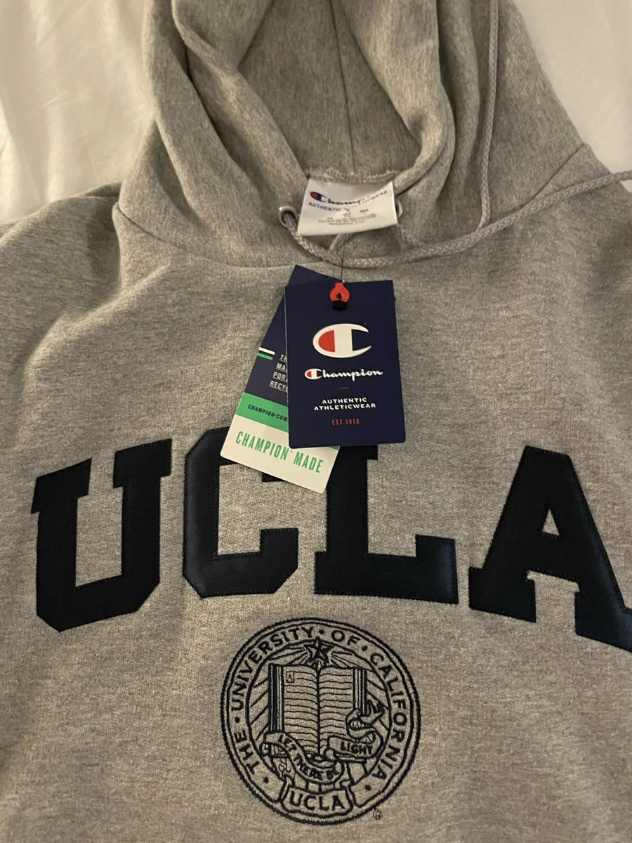 호텔 방 침대 위에 올려둔 영롱한 UCLA 공식 챔피온 후드티