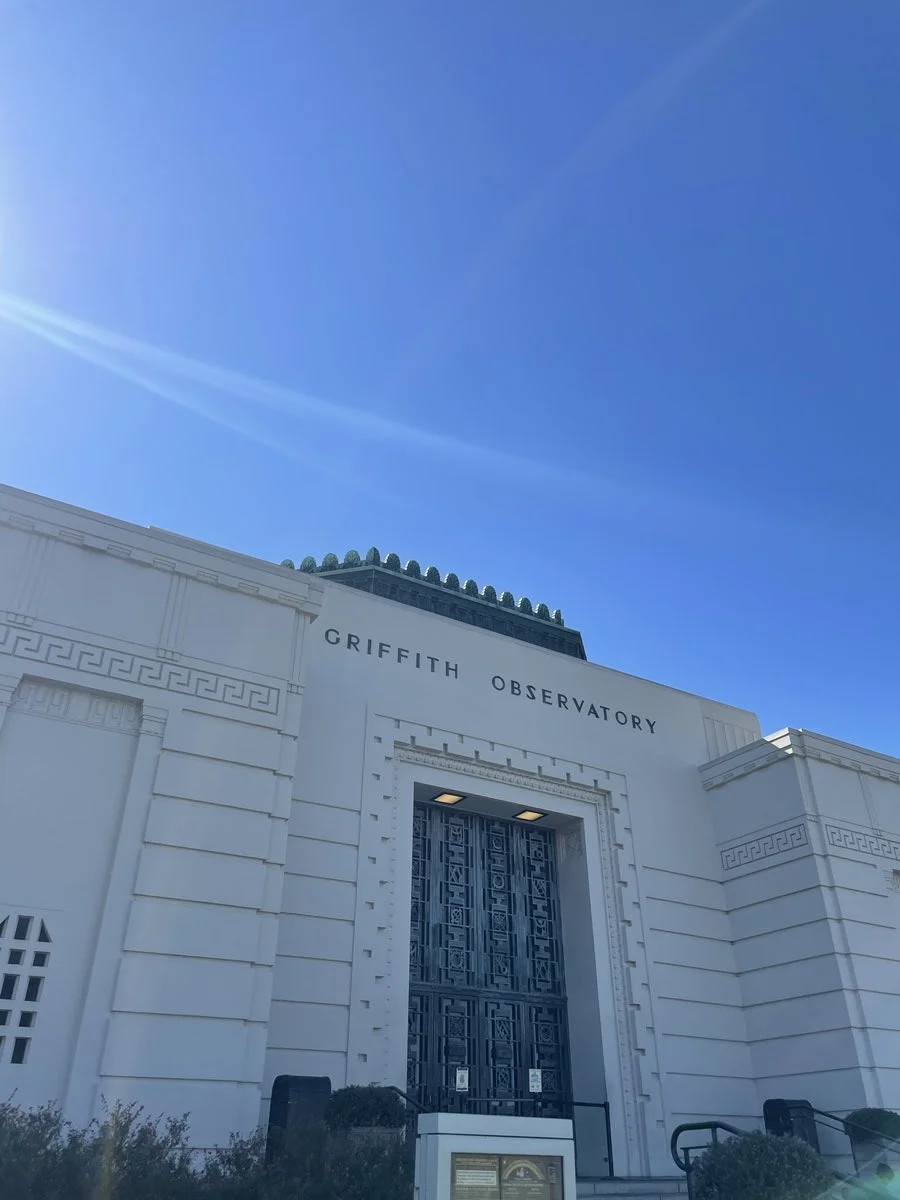 그리피스 천문대(GRIFFITH OBSERVATORY) 정문 입구의 클래식한 부조와 디자인