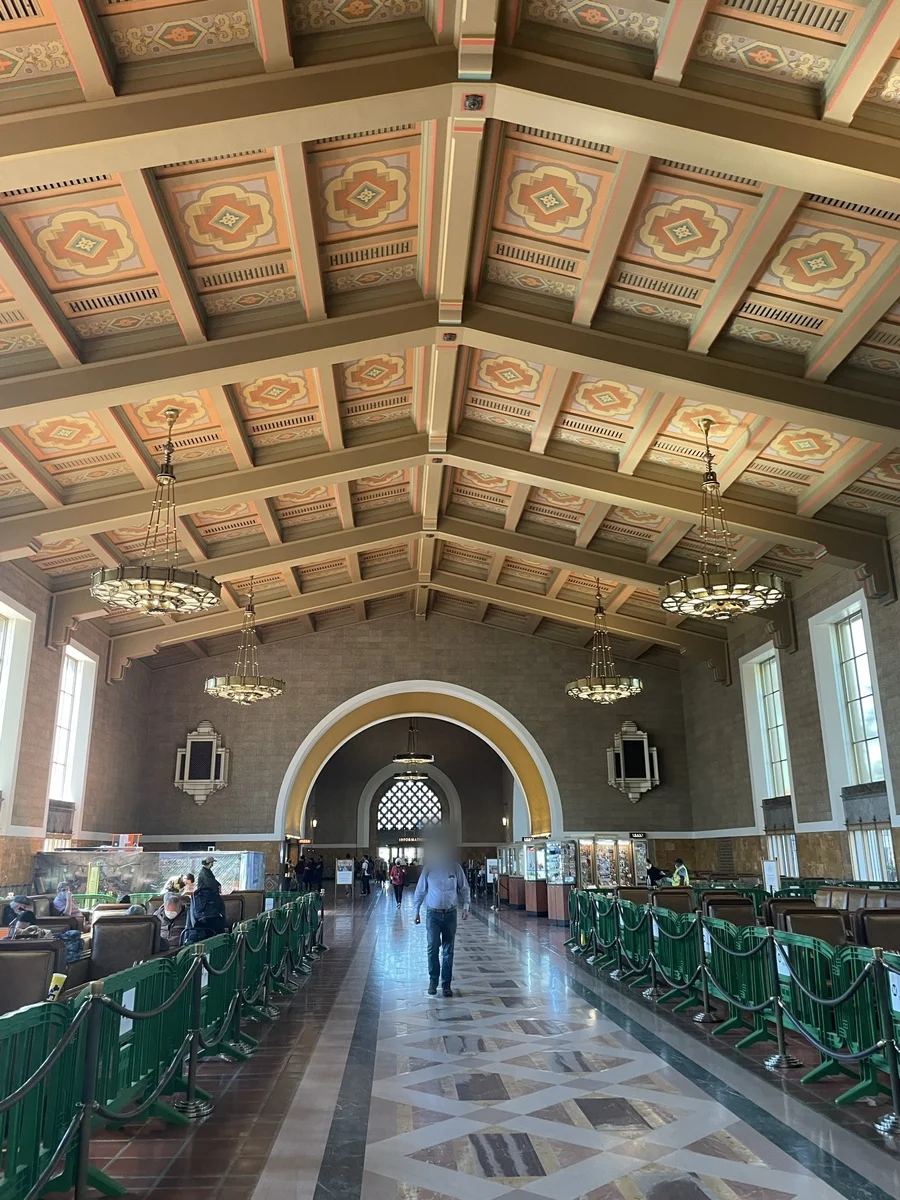 고풍스럽고 웅장한 아르데코 양식의 LA 유니온 역(Union Station) 대합실 내부