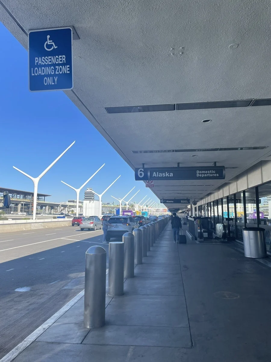 LAX 공항 터미널 6 알래스카 항공(Alaska Airlines) 앞 승하차 구역