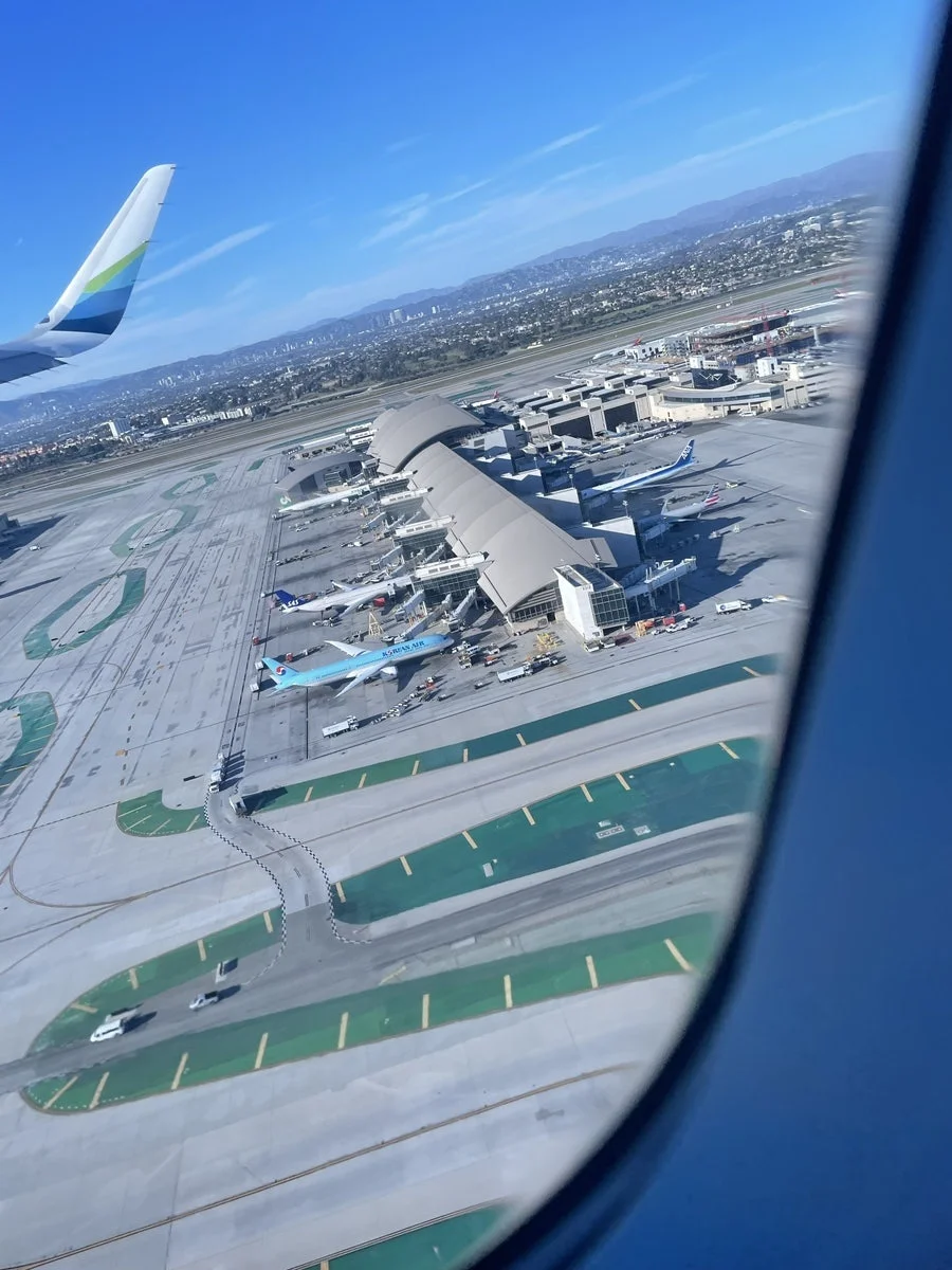 LAX 공항 이륙 중 내려다본 활주로와 대한항공 항공기