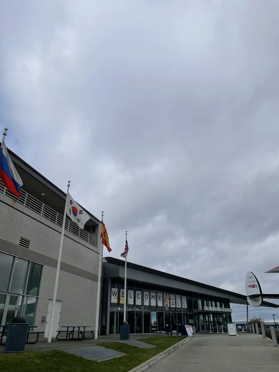 태극기와 각국 국기가 게양된 시애틀 비행기 박물관(The Museum of Flight) 입구