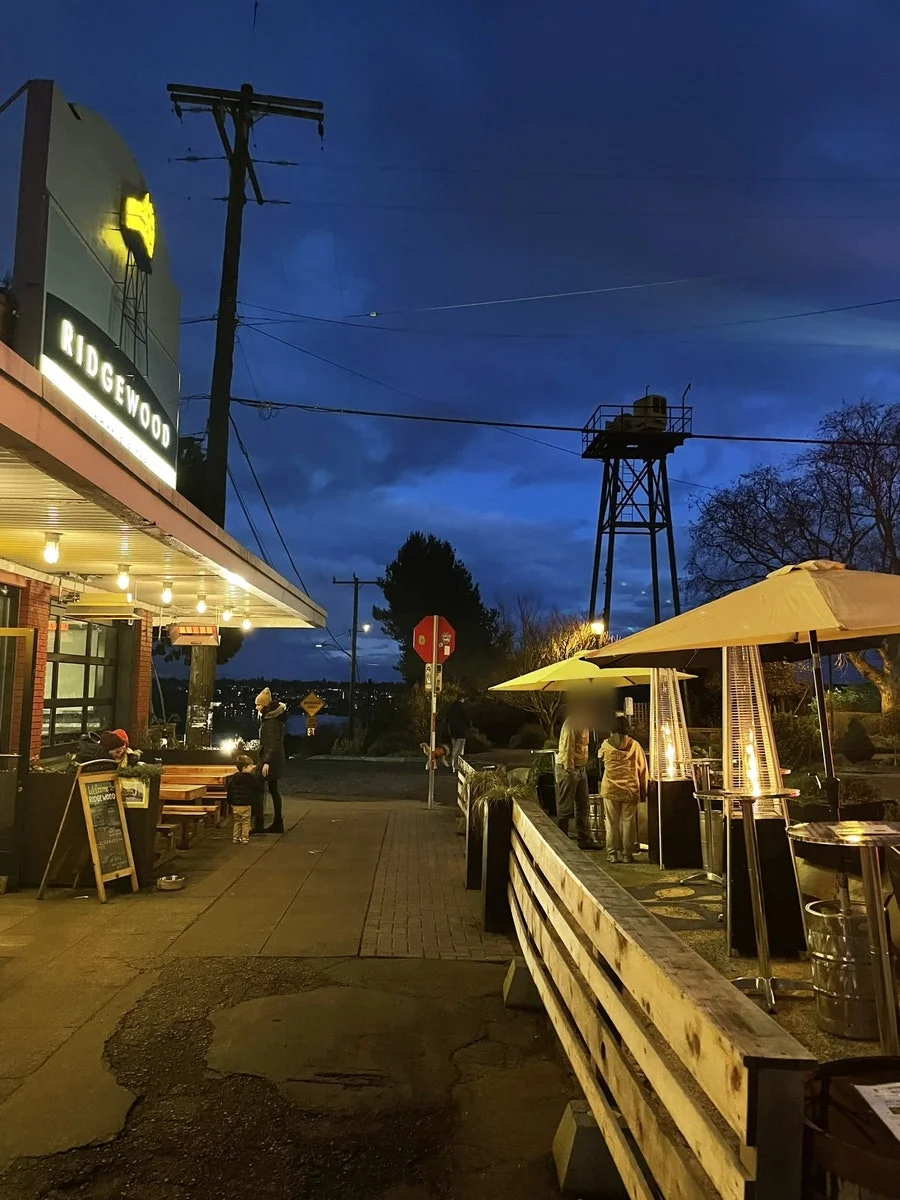 해 질 무렵 불이 켜진 레드 밀 버거(Red Mill Burgers)의 야외 테라스 패티오