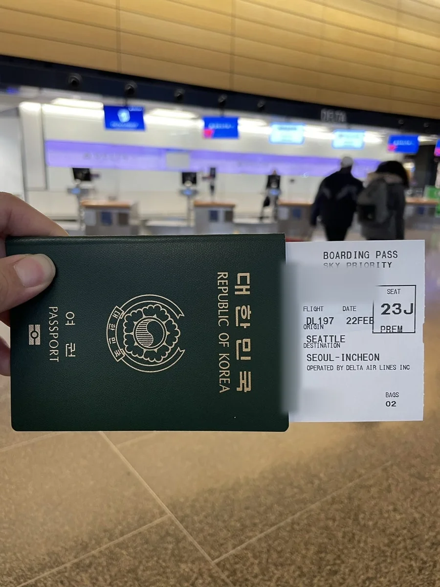 시애틀 공항 델타항공 카운터 앞에서 촬영한 대한민국 여권과 종이 보딩패스