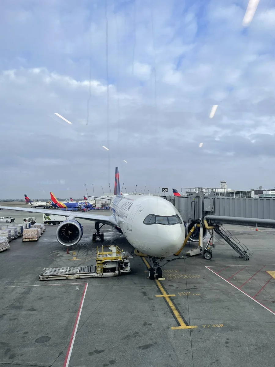 S15 게이트 주기장에 대기 중인 델타항공 A330-900neo 항공기