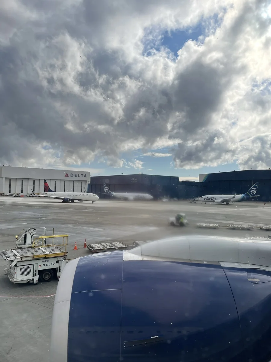 기내 창밖으로 바라본 거대한 롤스로이스 엔진과 시애틀 공항 주기장