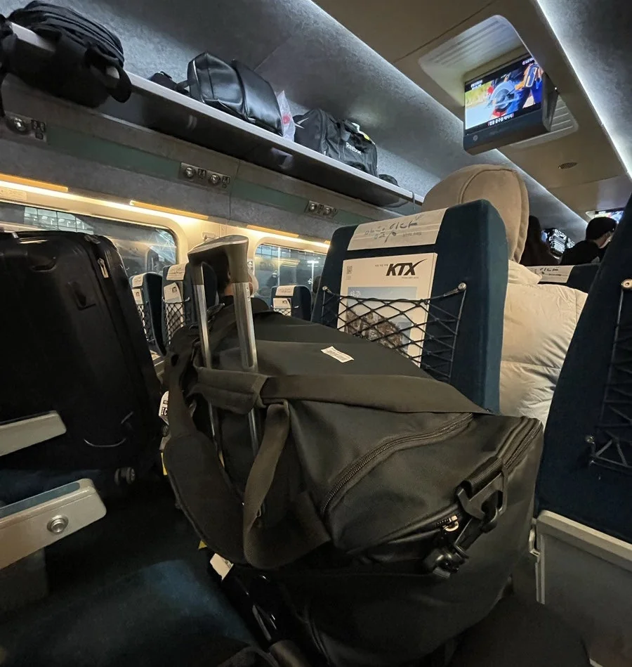 KTX 해외입국자 전용 객차 안에 차곡차곡 쌓인 여행 가방들